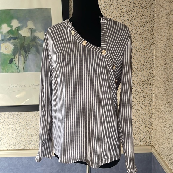 Ladies oversized pullover top with button detail - Picture 1 of 6